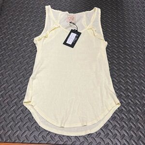 Chasor baby rib ruffle racer back shirttail tank size M